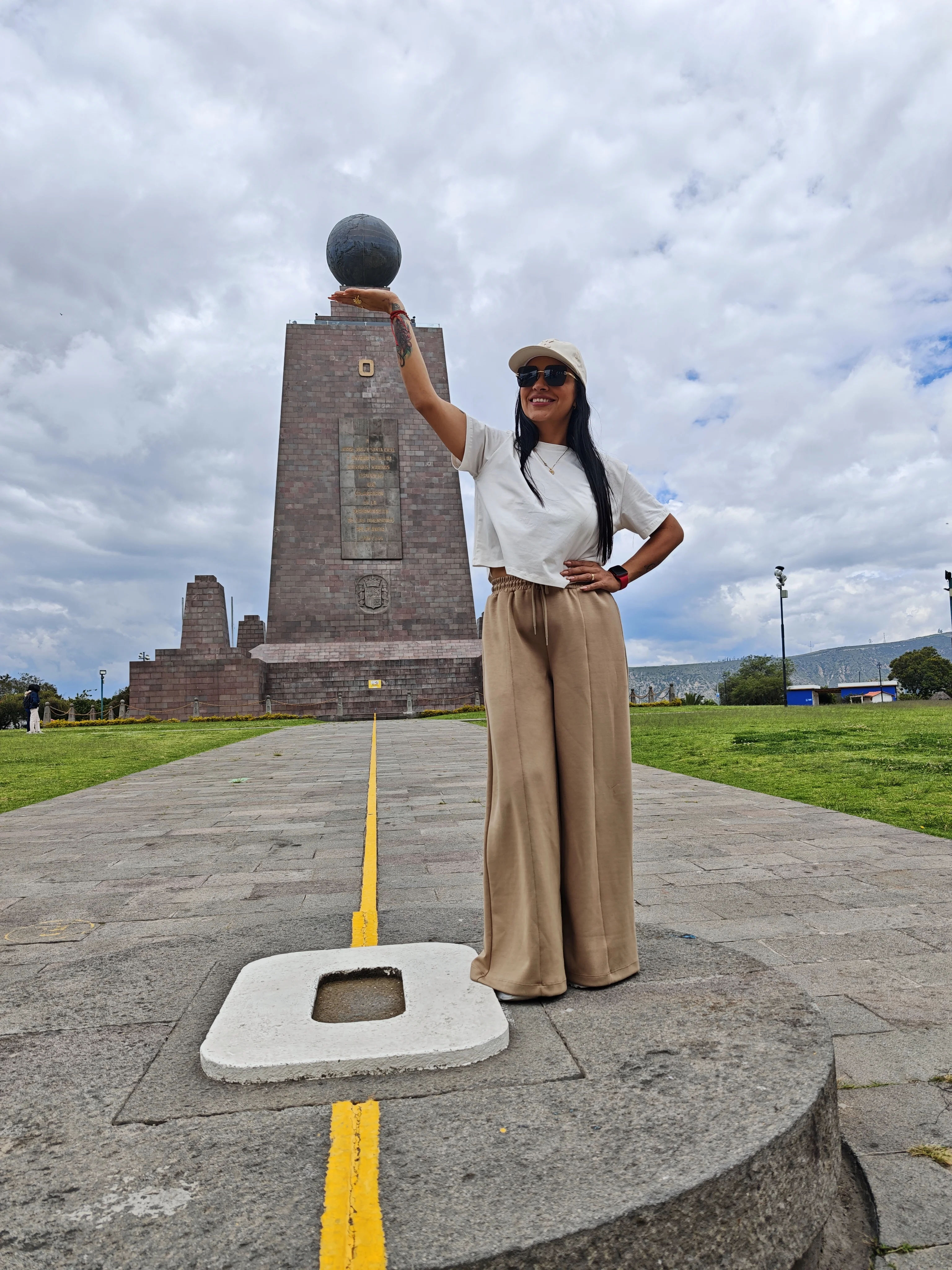 Mitad del Mundo: Experimententour, Geschichte und Fotos am Breitengrad 0° 🚇⛪🍨🍺 😃