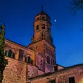Free walking tour of Baeza at night. Discover the illuminated city.