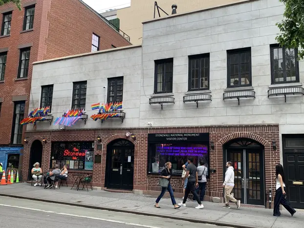 Orgoglio del Greenwich Village: Una storia LGBTQIA+ del Village