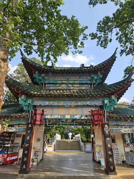 Tour gratuito nel cuore storico di Kunming: dall'Università dello Yunnan al Tempio di Yuantong