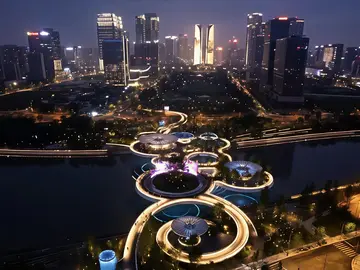 Tour romántico nocturno en bicicleta por Chengdu: Mercado nocturno, Torres Gemelas y Fuente de Bambú