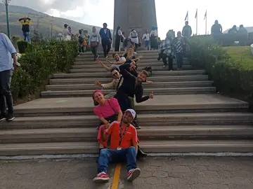 Free tour to the middle of the world and other surprises, small group🚇⛪🍨🍺 😃