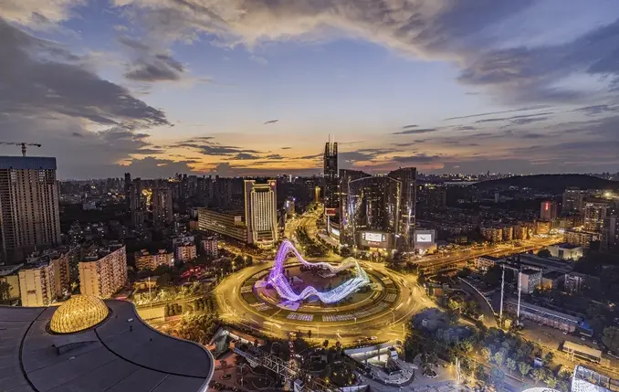 Breve exploración de la ciudad de Wuhan moderna y futurista