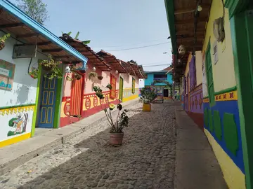 Free Walking Tour: Guatapé: Zocalos and Colors 