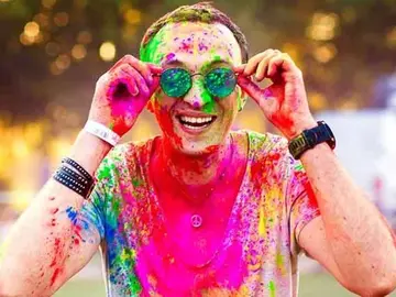 22 de marzo de 2027 - Disfruta de Holi (Festival de los Colores) con tu familia local de Delhi.