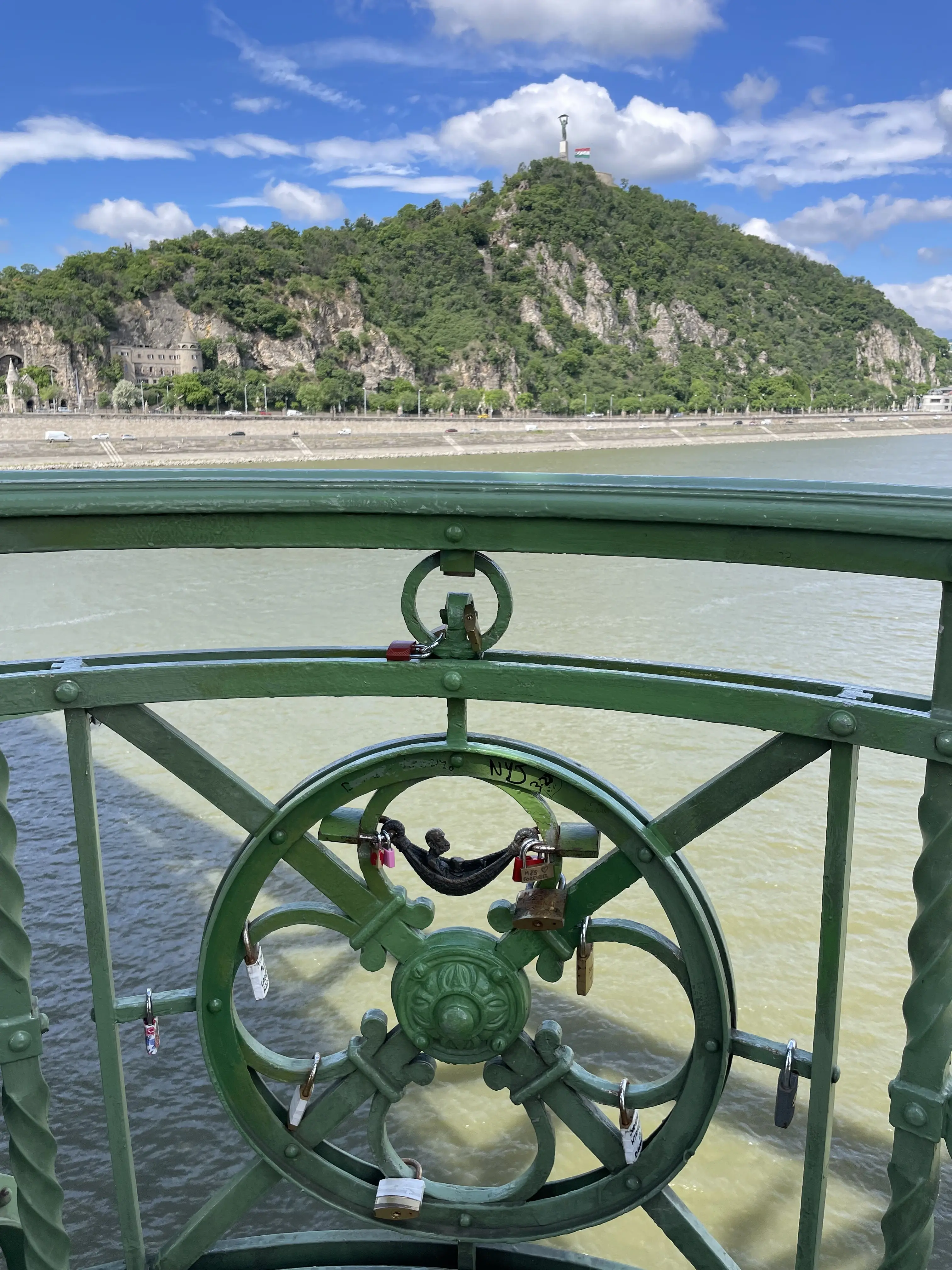Free walking tour durch Mini-Skulpturen am Donauufer in Budapest