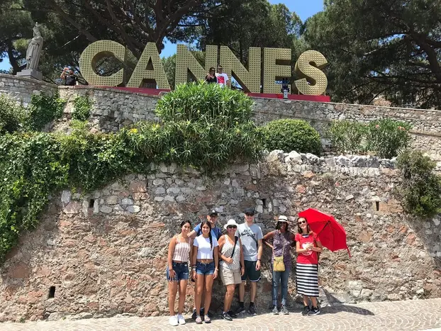 Free tour por Cannes: alfombras rojas, historia oculta y estrellas de cine.