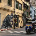 Oltre le Vibrazioni di Bangkok: Tour a Piedi tra Vicoli e Mercati Locali
