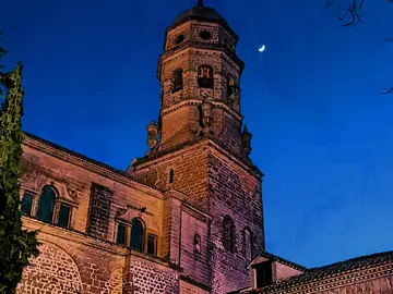 Kostenloser nächtlicher Stadtrundgang durch Baeza. Entdecken Sie die beleuchtete Stadt.