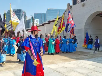 Walk Through the Heart of Seoul: Gwanghwamun & Gyeongbokgung Palace