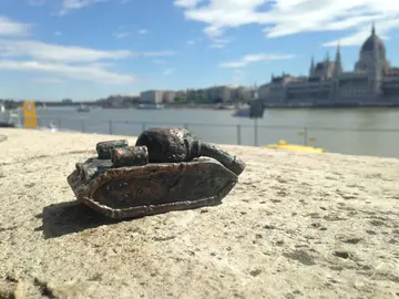 Budapest secret mini statues walk: a glance into history, culture and art of Hungary