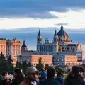 🏰 "De lo medieval a lo moderno" presenta la saga atemporal de Madrid: de plazas majestuosas a atardeceres místicos 🌇