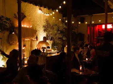 Medellín bei Nacht: Bars, Kultur und das lokale Leben