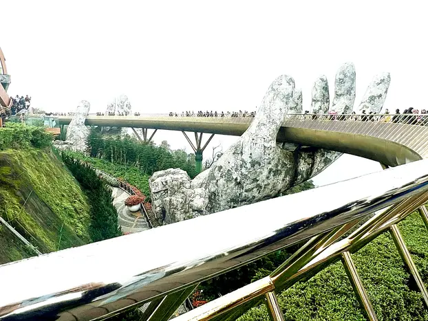 Erkundung der Schönheit der Ba Na Hills: Goldene Brücke und Französisches Dorf, Lunar Castle, Fantasy Park