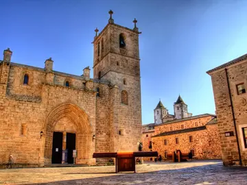 The Best and Most Complete Free Tour of Cáceres + Tasting! 🏰⛪️