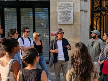 Paris Essential: Histoire and Picturesque Views