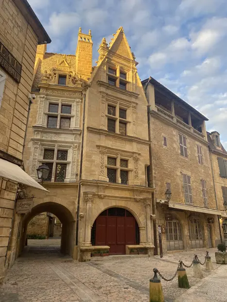Friendly and cultural guided tour of Sarlat with a local licensed guide