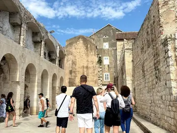 Relaxing walking tour trough Split center
