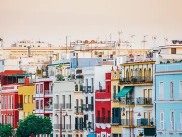 Tour through the Triana neighborhood: the most authentic soul of Seville 💃🔥