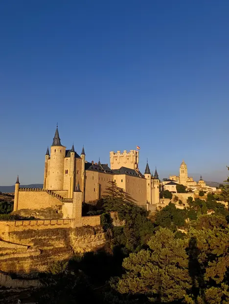 Descubre Segovia: Del Acueducto al Alcázar