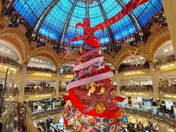 The story of Parisian department stores : Printemps & Galeries Lafayette under the Christmas Lights