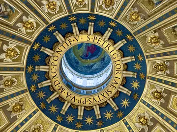 Free Tour of St. Peter's Basilica: Historical Experience with Exclusive Visual Material