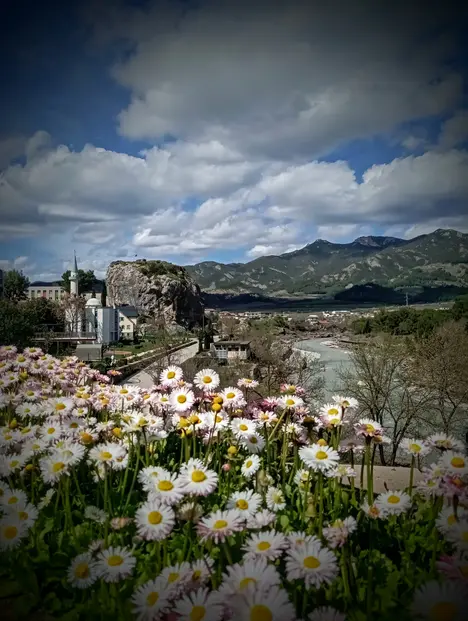 L'Anima di Përmet: Rose, Storia e Leggende di Pietra