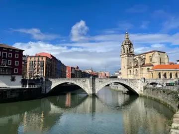 Bilbao: dall'ascesa al declino - La storia di una città che è passata dalla tragedia a diventare un simbolo di pianificazione urbana.