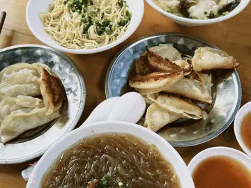 Die versteckten Highlights von Hangzhou: Ein lokales Streetfood-Erlebnis