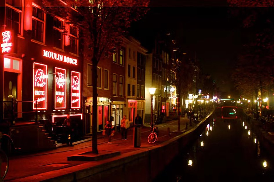 Free tour red light district (De Wallen) | GuruWalk