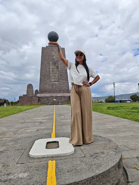 Mitad del Mundo: Tour de Experimentos, Historia y Fotos en la Latitud 0° 🚇⛪🍨🍺 😃