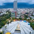 Scopri Tirana attraverso un'incantevole passeggiata tra storia e divertimento