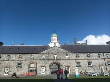 Visit the city of Kilkenny in Spanish