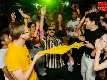 Lisbon: Pub Crawl with Open Bar, Shots & VIP Club Entry