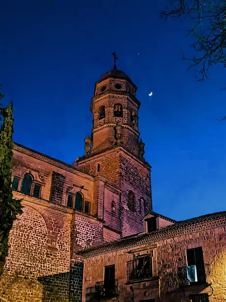 Kostenloser nächtlicher Stadtrundgang durch Baeza. Entdecken Sie die beleuchtete Stadt.