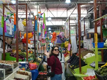 ¡Fuera de la burbuja! ¡Tour de Comida Callejera y Mercado!